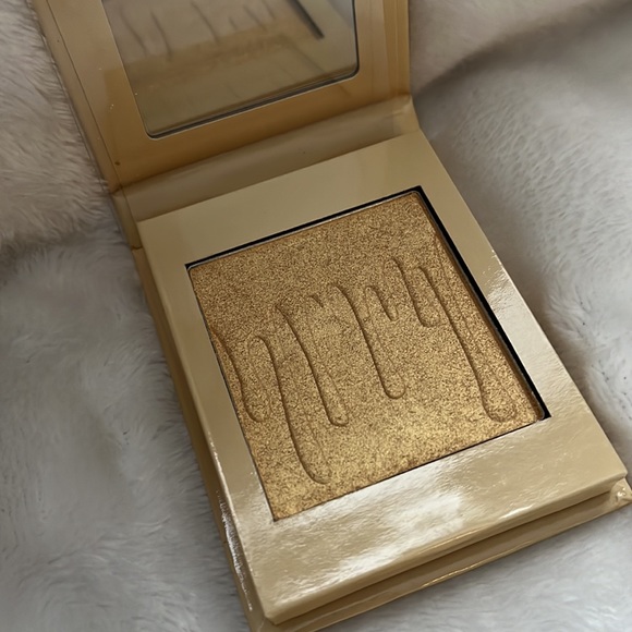 BNIB 💯% Authentic Kylie By Kylie Jenner Pressed Illuminating Powder - Picture 4 of 7